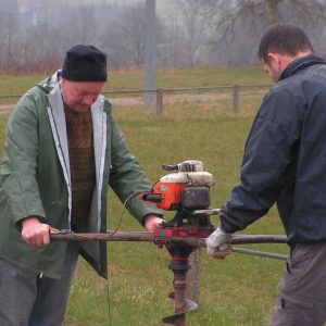 Frédéric et Christian entament les trous pour les poteaux de la clöture