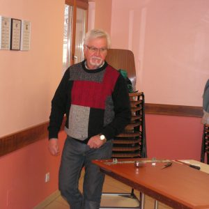 Bernard à la fixation du réfrigérateur