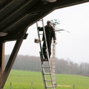 Yves haut perché pour peindre l'abri