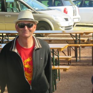 Éric souriant et Joëlle sceptique