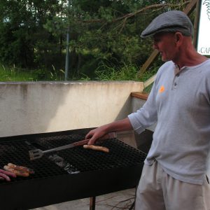 Gilbert aide au barbecue