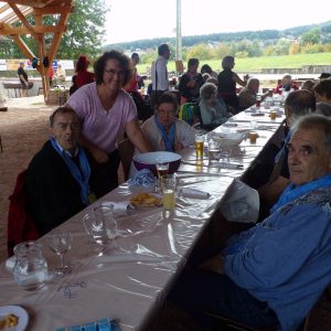 Myriam nettoie les mains des convives