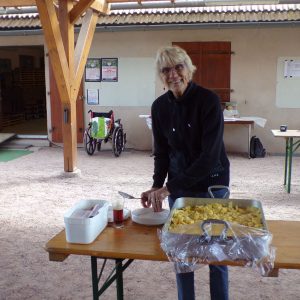 Nicole sert des pommes de terre