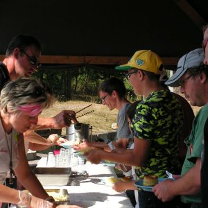 Au service Estelle, Thierry et Nadine cachée, Denis, Nathan, Bruno, Jean-Luc