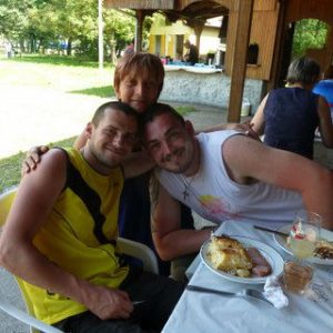 Véronique et ses fils adoptifs...Laurent et John