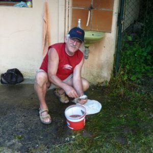 Gérard au nettoyage des truites