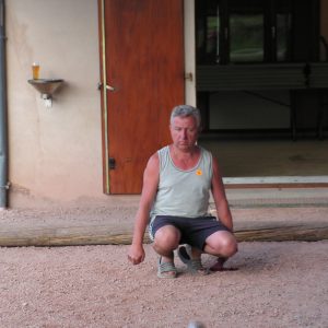 Marquis concentré et prêt à lancer la boule