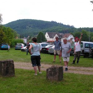 la pétanque les démange...
Bruno, Martine, Rémy, Léone, Daniel, Raymond, John