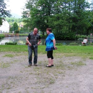 Boules ou pêche, il faut choisir...
Bruno, Rémy et Joëlle tentent la pétanque