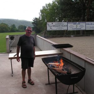 Jean-Yves prépare le barbecue